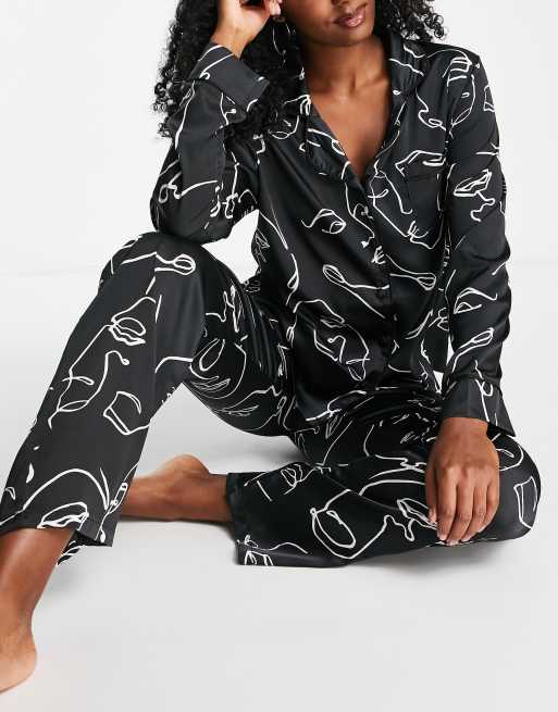 Bluebella - Leon - Pigiama in raso con top con rever e pantaloni con stampa di visi monocromatica, 4 di 4