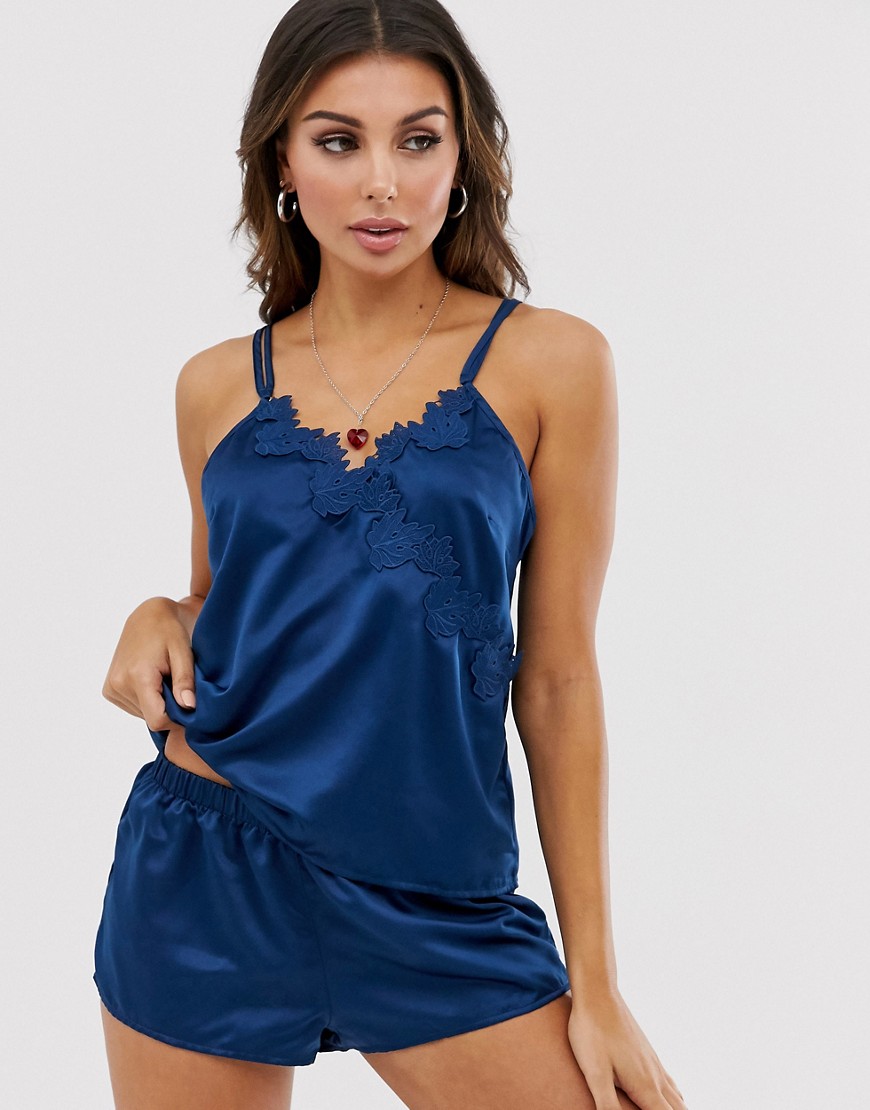 Bluebella – Tara – Blått set med linne med smala axelband och spetdetaljer och shorts