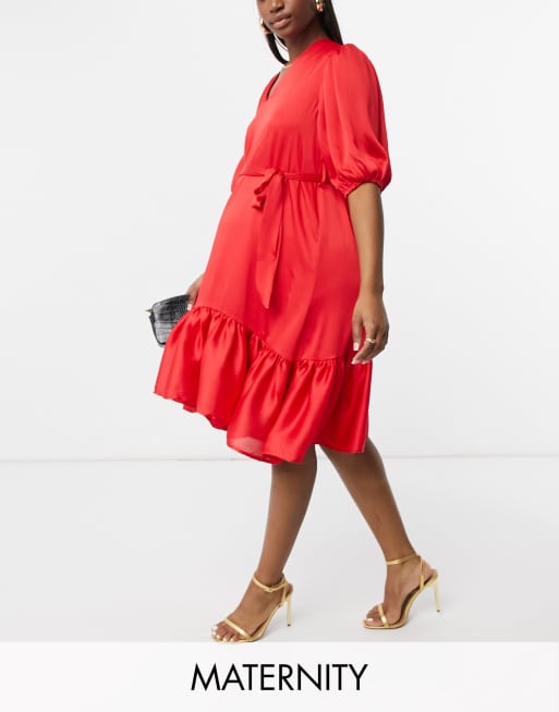 Blume Maternity – Satin-Midikleid mit Schößchensaum in Rot