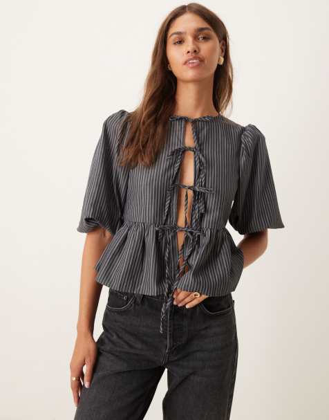 Blusa a rayas grises y negras con mangas abullonadas, lazada delantera y sobrefalda de popelina de Glamorous - view 1
