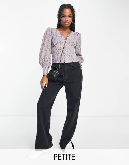 Blusa azul abotonada en la parte delantera con cuello de pico y estampado de bayas de Glamorous Petite