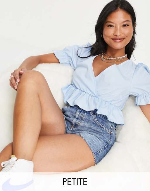 Blusa azul claro con cuello de pico de popelina de Miss Selfridge Petite