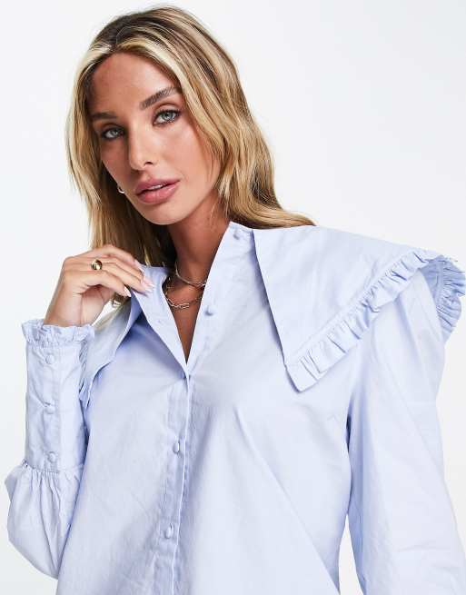 Blusa azul con botones y cuello babero ancho Milla de Y.A.S