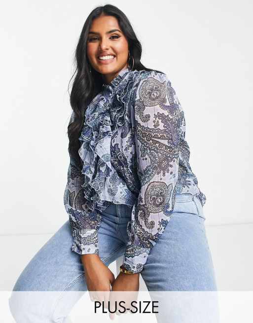 Blusa azul con estampado de cachemir y volantes en la parte delantera de River Island Plus