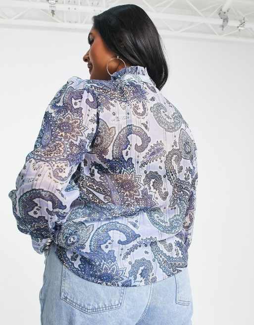 Blusa azul con estampado de cachemir y volantes en la parte delantera de River Island Plus, 4 de 4