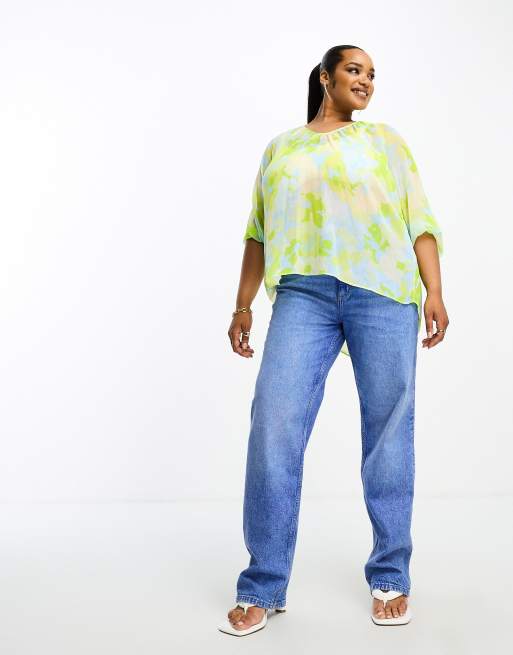 Blusa azul estampada con cuello cruzado de River Island Plus ASOS