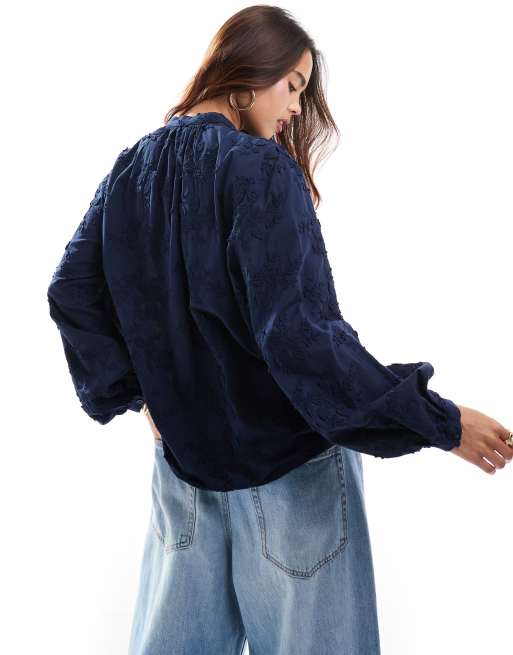 Blusa azul marino con jeans sale