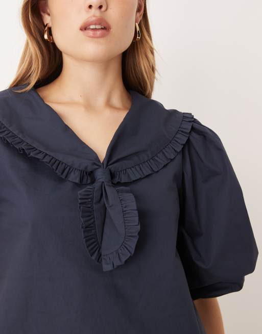 Blusa azul marino con mangas abullonadas y solapas anudadas con volantes de Glamorous, 2 de 4