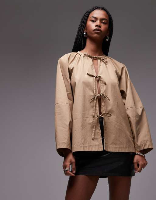 Blusa beis oscuro extragrande con detalle de lazos en la parte delantera de ARKET