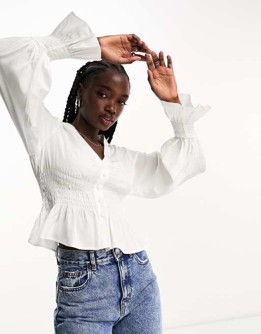 Blusa blanca abotonada en la parte delantera con sobrefalda de Urban Revivo