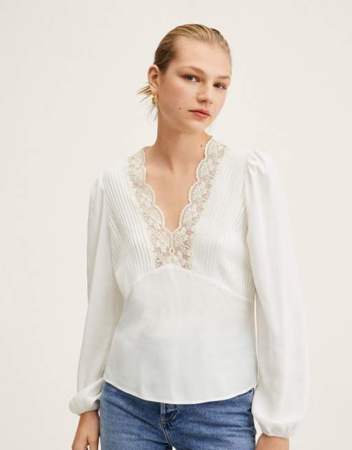 Blusa blanca con cuello de pico y ribete de encaje de Mango