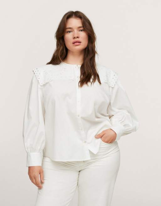 Blusa blanca con cuello extragrande bordado de Mango Curve