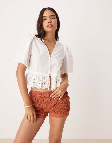 Blusa blanca con detalle bordado y lazada delantera de VILA - view 1