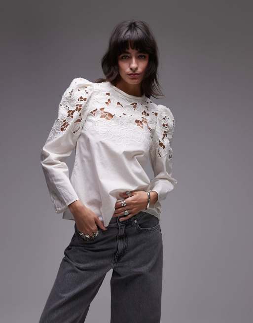 Blusa blanca con detalle en el cuello y hombros y patrón floral calado de & Other Stories