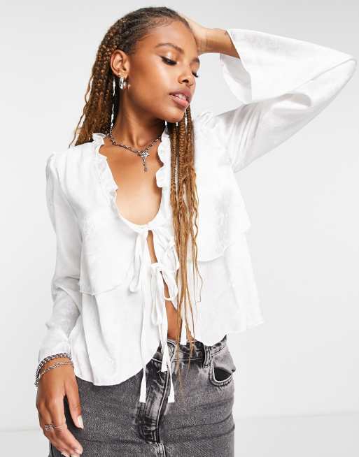 Blusa blanca con lazada delantera de sat n de Reclaimed Vintage ASOS