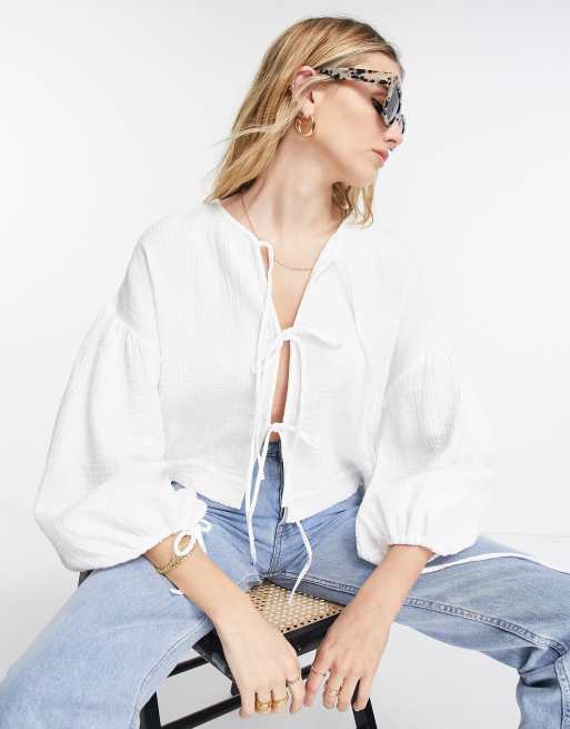 Blusa blanca con lazadas en la parte delantera y acabado rugoso de Topshop
