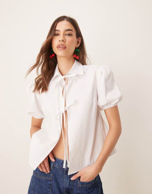 Blusa blanca con mangas abullonadas y lazada delantera de ASOS