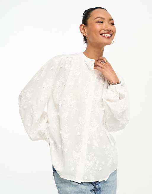 Blusa blanca 2024 con mariposas