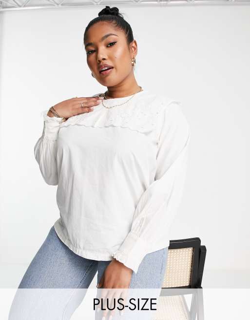 Blusa blanca con solapas extragrandes con bordado inglés de Only Curve