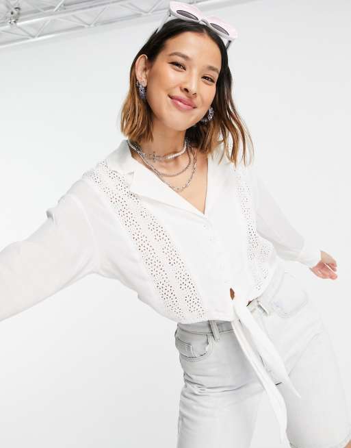 Blusa blanca corta anudada en la parte delantera con insertos de