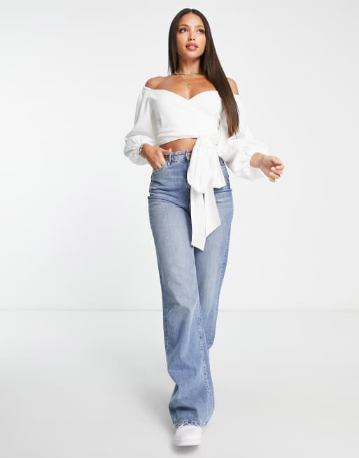 Blusa blanca cruzada y anudada con mangas voluminosas y escote