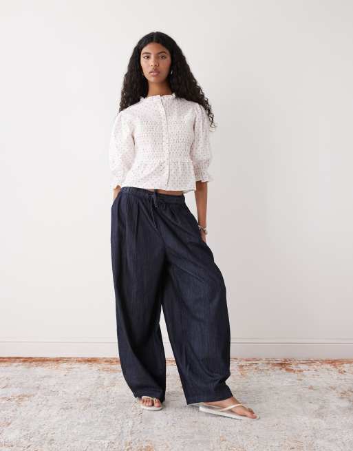Blusa blanca fruncida con estampado de lunares de COLLUSION, 2 de 4