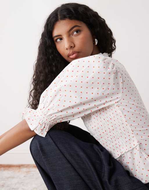 Blusa blanca fruncida con estampado de lunares de COLLUSION, 3 de 4