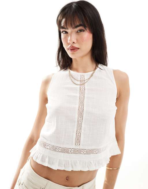 Blusa blanca sin mangas con insertos de encaje de algodón de Wednesday's Girl