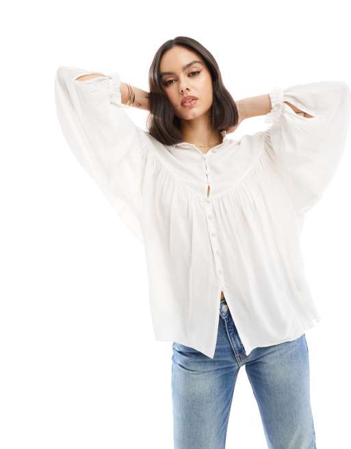 Blusa blanco hueso voluminosa con volante ondulado en el cuello y detalle de puños de & Other Stories 