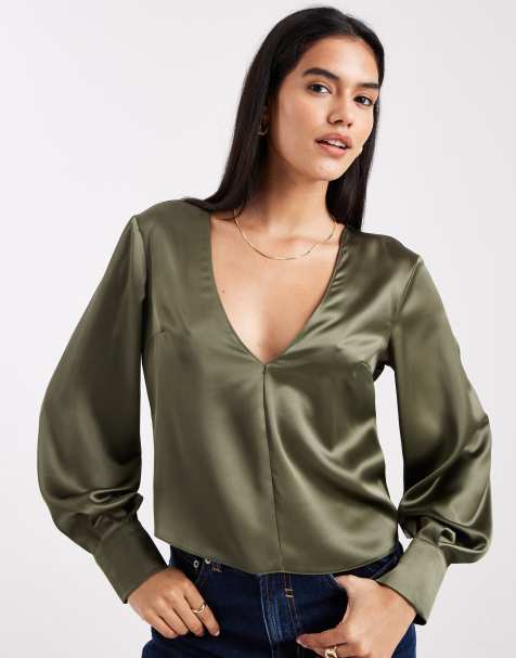 Blusa caqui de manga larga con cuello de pico de satén de ASOS DESIGN - view 1