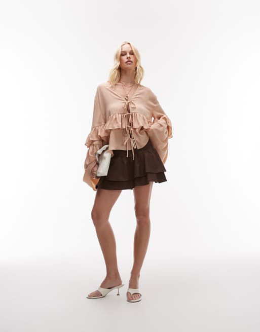 Blusa color almendra con lazada delantera y detalle de volantes de WeWoreWhat, 2 de 4