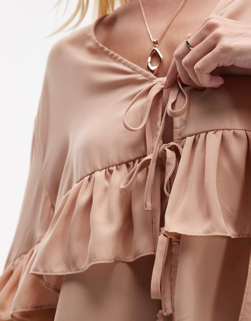 Blusa color almendra con lazada delantera y detalle de volantes de WeWoreWhat, 4 de 4