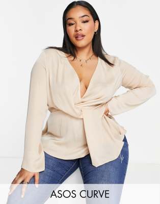 Blusa color champán con mangas acampanadas y detalle retorcido en la parte delantera de satén de ASOS DESIGN Curve