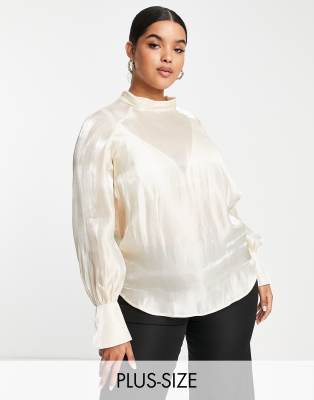 Blusa color champán metalizado con cuello alto de organza de Pretty Lavish Curve