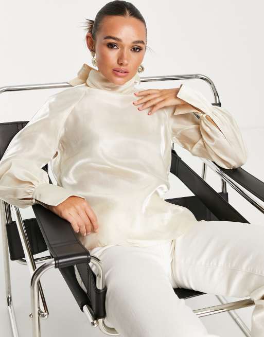 Blusa color champán metalizado con cuello alto de organza de Pretty Lavish