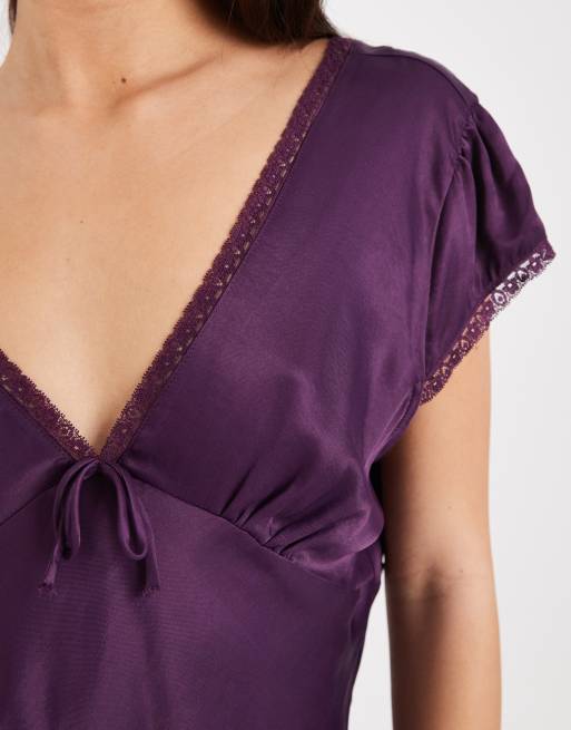 Blusa color ciruela de satén con ribete de encaje de ASOS DESIGN, 2 de 4