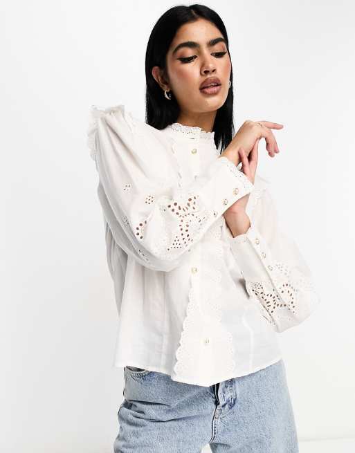 Blusa color crema bordada con cuello alto y detalle de volantes de Vila