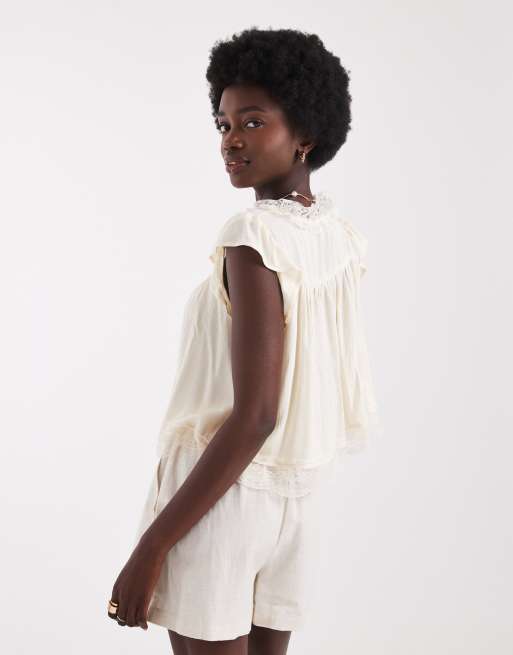 Blusa color crudo con lazada delantera e inserto de encaje de Miss Selfridge, 4 de 4