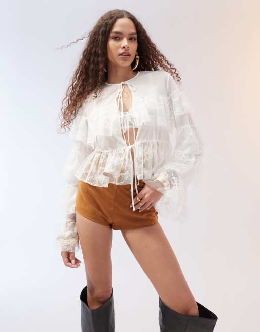 Blusa color marfil con lazada delantera volantes escalonados e insertos de encaje de ASOS DESIGN