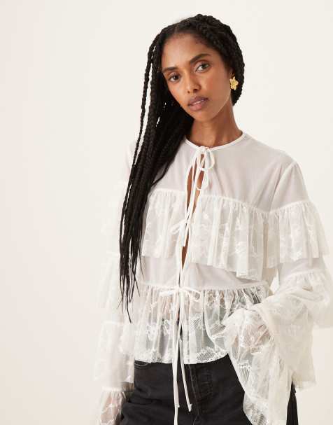 Blusa color marfil con lazada delantera, volantes escalonados e insertos de encaje de ASOS DESIGN - view 1