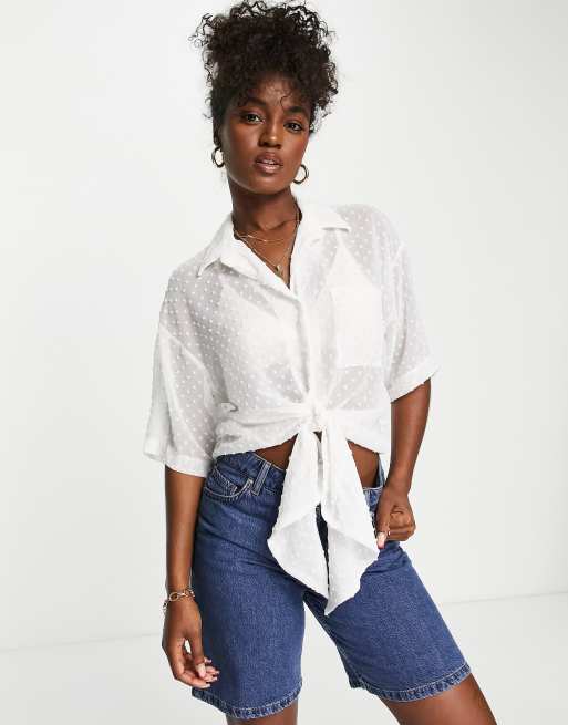 Blusa color marfil con lazada en la parte delantera de plumeti de ASOS DESIGN ASOS
