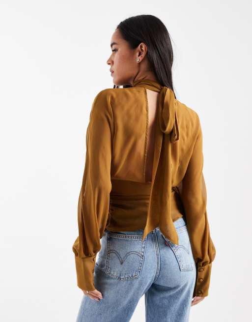 Blusa color ocre con cuello alto y mangas murciélago de ASOS DESIGN, 4 de 4