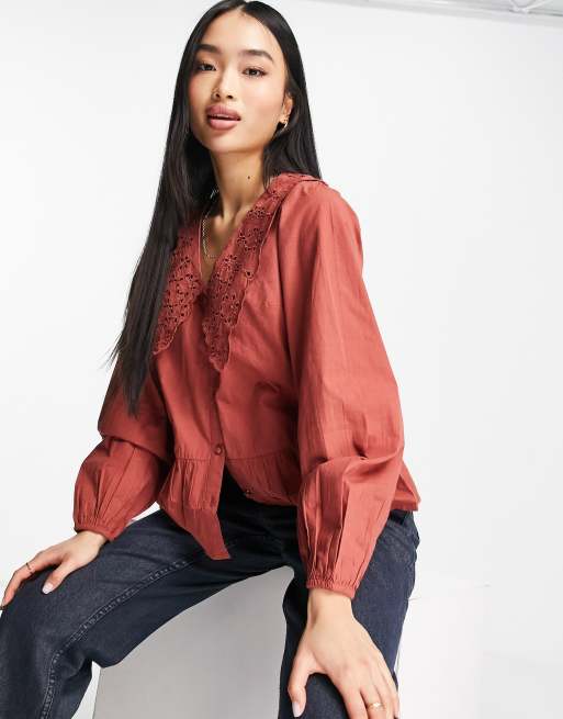 Blusa color óxido con solapas y bordado inglés de Influence