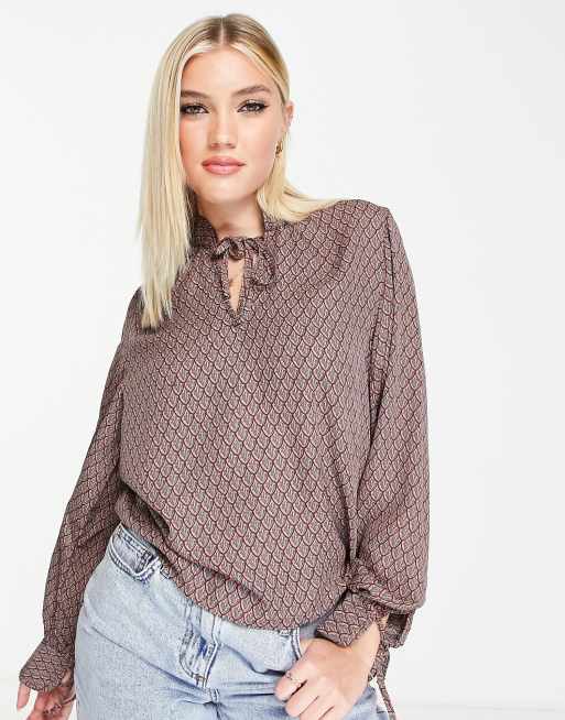 Blusa color óxido estampada con lazada en el cuello de JDY