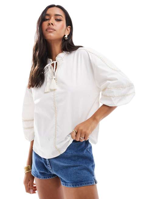 Blusa color piedra de manga corta con detalle de pespuntes en contraste y lazada de JDY