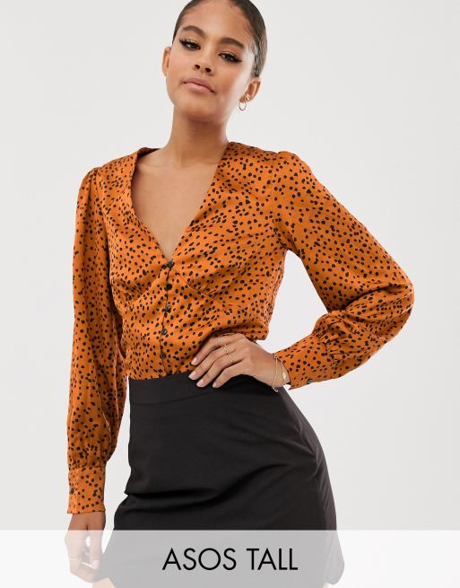 Blusa con botones y estampado de lunares en color tostado de Outrageous Fortune Tall