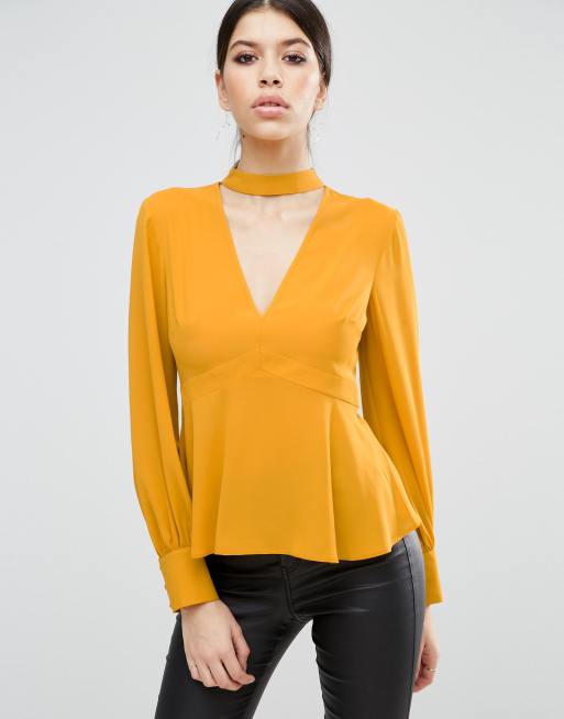 Blusa con cuello en V con banda en el cuello de ASOS