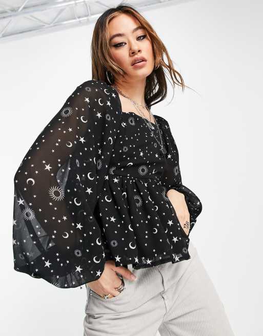 Blusa con estampado celestial, escote cuadrado y mangas abullonadas de Violet Romance, 2 de 4