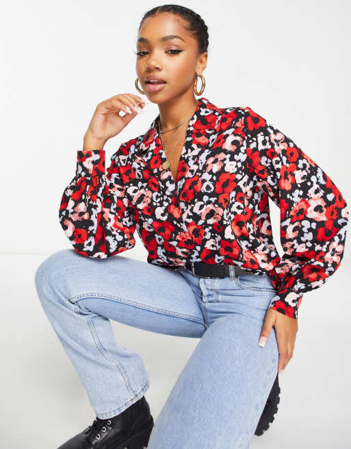 Blusa roja con flores outlet