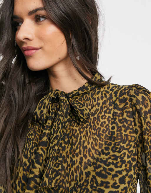 Blusa con lazo al cuello y estampado de de Mango | ASOS